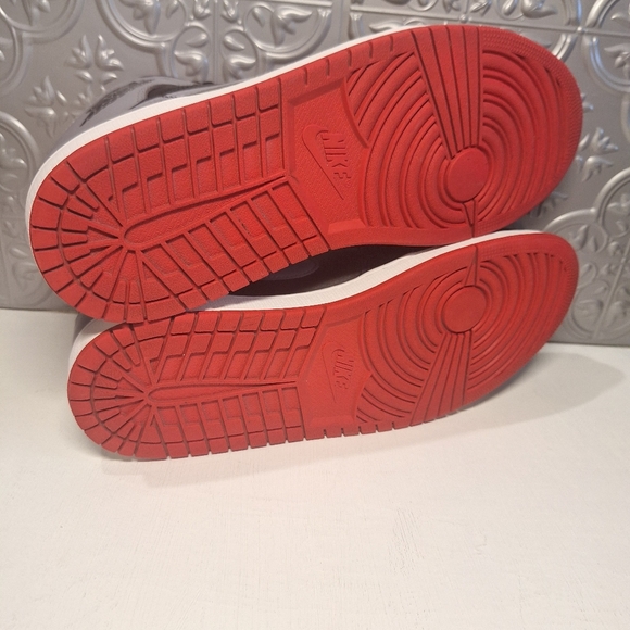 Air Jordan 1 Retro Mid “BRED SHADOW” Size 11.5 Black Red & Gray - Picture 5 of 6